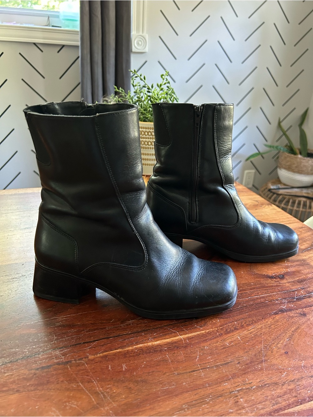 Santana Canada black leather square toe ankle boots
